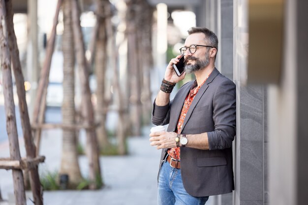 Homme affaires, à, café, utilisation, téléphone portable