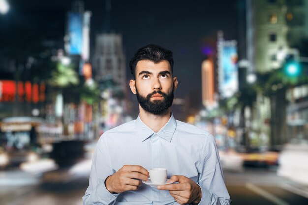 Homme d'affaires avec café en ville