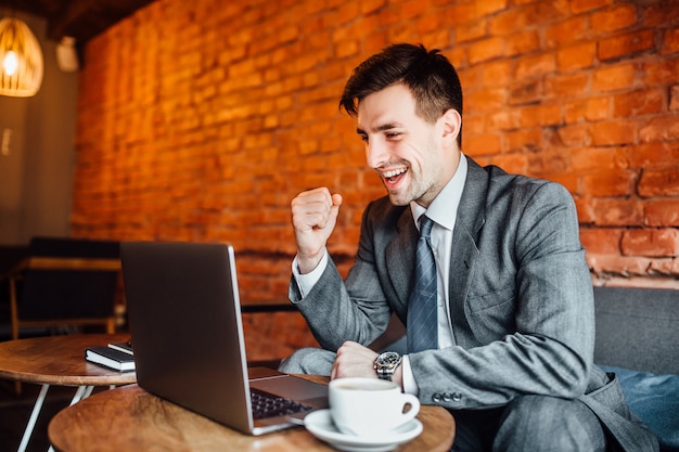 Homme affaires, café