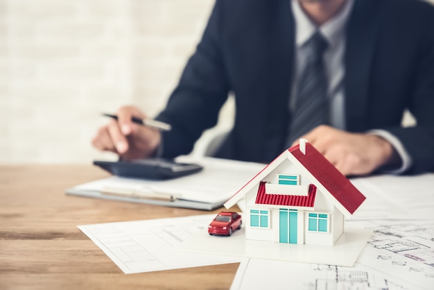 Homme d'affaires calculant le budget avant la signature du contrat de projet immobilier