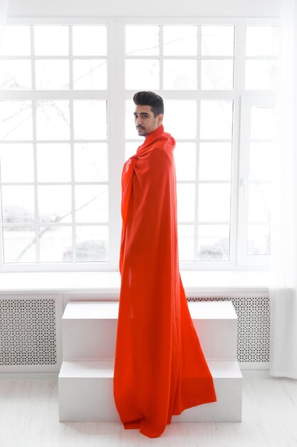 Homme d'affaires en cape de super-héros rouge jeune homme en costume et cape de superman