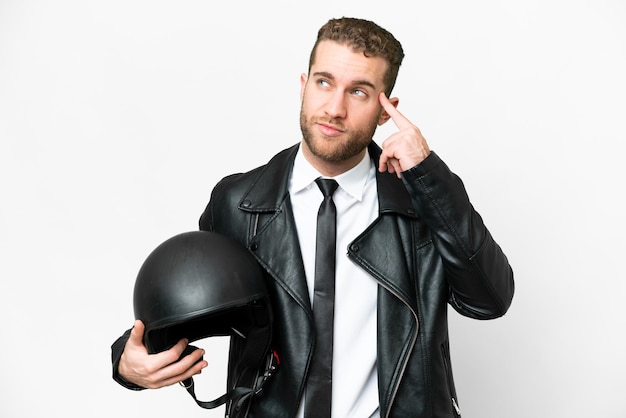 Homme d'affaires avec un casque de moto sur fond blanc isolé ayant des doutes et pensant