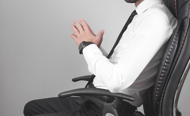 Homme d'affaires caucasien assis sur une chaise de bureau.