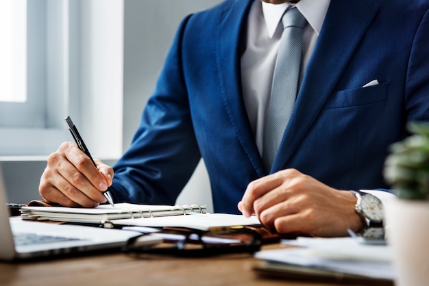 Homme d&#39;affaires caucasien dans le bureau shoot