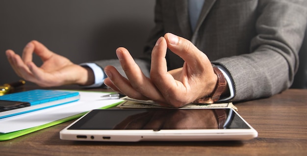 Homme d'affaires caucasien méditant au bureau