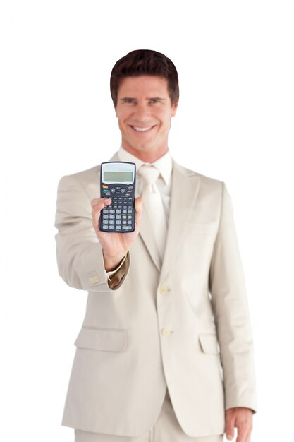 Homme d&#39;affaires de charme montrant une calculatrice