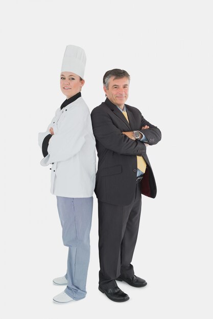 Photo homme d'affaires et chef féminin debout dos à dos