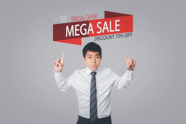 Homme d'affaires de choisir l'écran MEGA SALE discount banner promotion