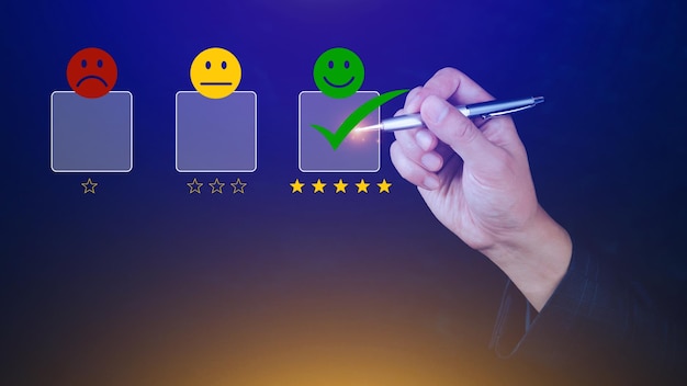 Photo homme d'affaires choisissant une icône de visage de sourire heureux et une évaluation positive de la satisfaction de l'expérience client, une évaluation de la santé mentale