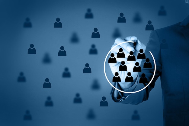 L'homme d'affaires choisissant des personnes ciblées segmentation du marché concept de marketing du commerce électronique numérique