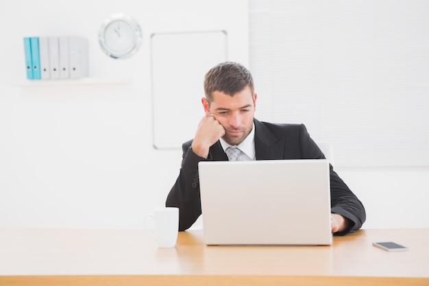 Homme d&#39;affaires ciblé en regardant un ordinateur portable