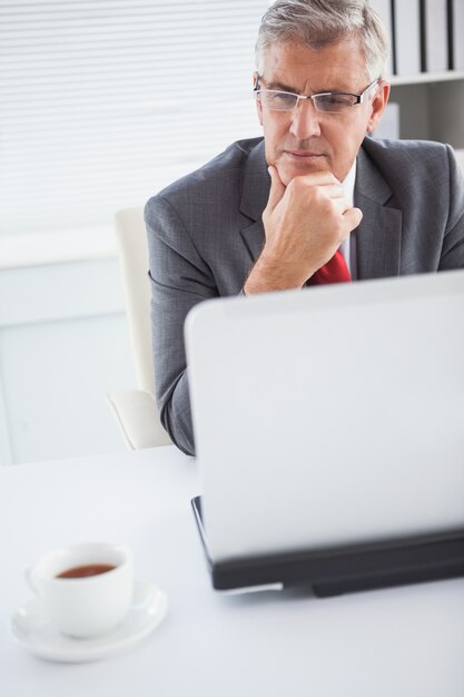 Homme d&#39;affaires ciblé à son bureau