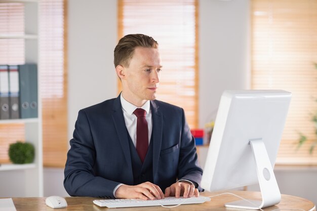 Homme d&#39;affaires ciblé travaillant à son bureau