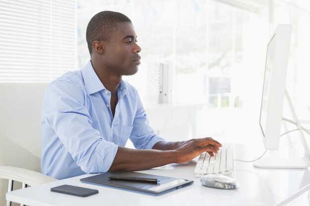 Homme d&#39;affaires ciblé travaillant à son bureau