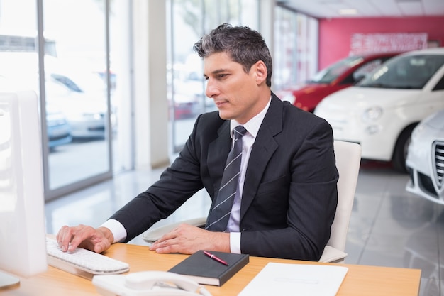 Homme d&#39;affaires ciblé en utilisant son ordinateur portable