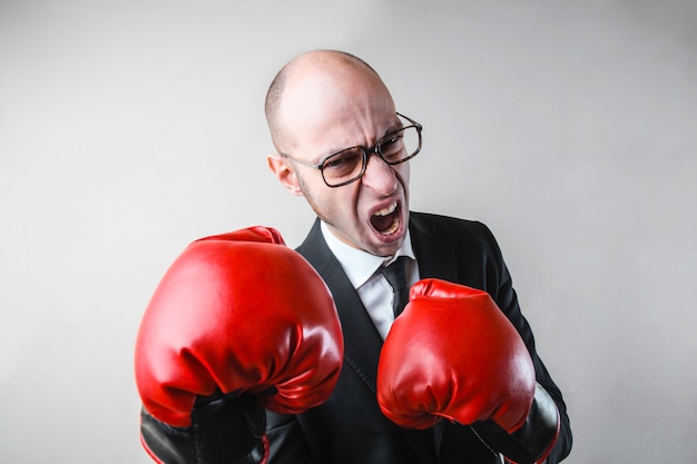 Homme D'affaires En Colère Avec Des Gants