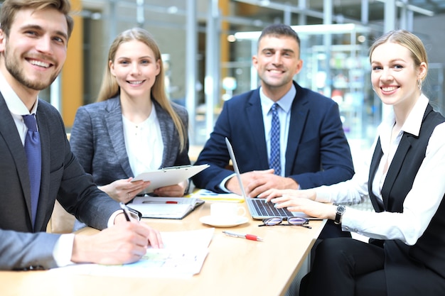 Homme d'affaires avec des collègues en arrière-plan au bureau.