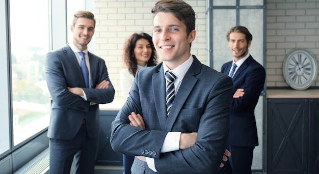 Homme d'affaires avec des collègues en arrière-plan dans le bureau