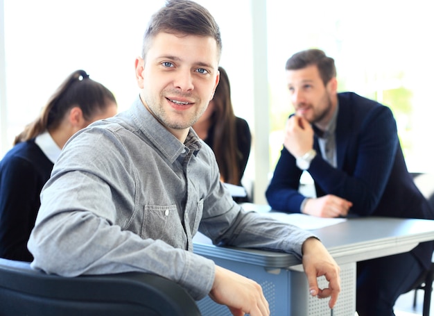 Homme affaires, à, collègues