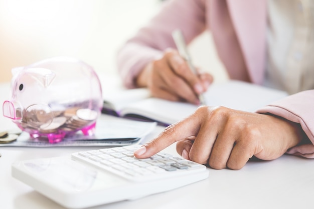 homme d&#39;affaires comptant de l&#39;argent à la table