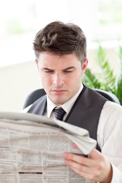 Photo homme d'affaires concentré, lire un journal