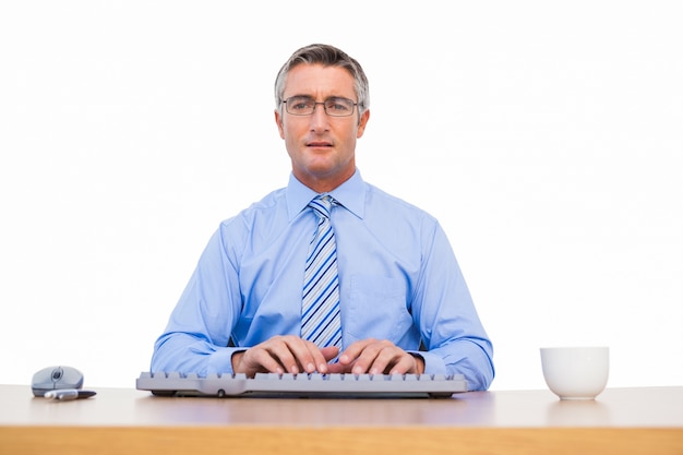 Homme d&#39;affaires concentré, tapant sur le clavier