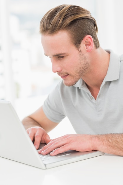 Homme d&#39;affaires concentré, tapant sur ordinateur portable