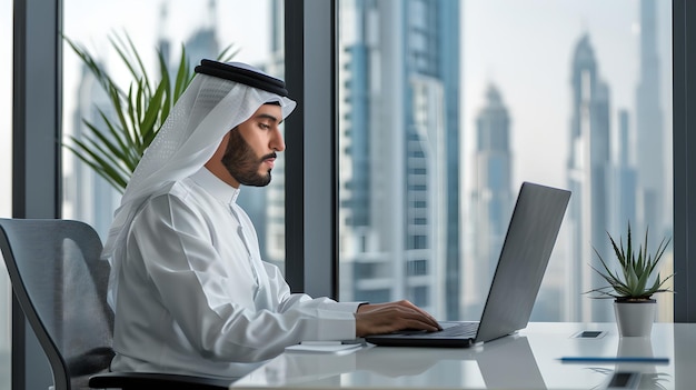 Homme d'affaires concentré en tenue traditionnelle travaillant sur un ordinateur portable Bureau moderne dans un gratte-ciel avec vue sur la ville Environnement de travail arabe professionnel AI