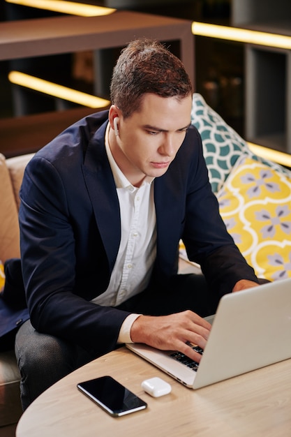 Homme d'affaires concentré sur le travail