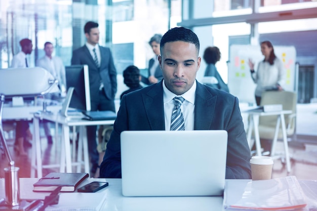 Homme d&#39;affaires concentré travaillant sur ordinateur portable