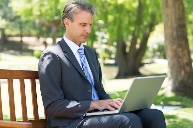 Homme d&#39;affaires concentré utilisant un ordinateur portable