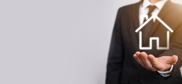Homme D'affaires De Concept Immobilier Tenant Une Icône De Maisonmaison Sur Le Concept D'assurance Et De Sécurité Handproperty Protéger Le Geste De L'homme Et Le Symbole De La Maison
