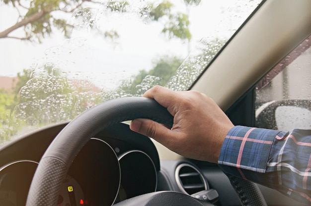 Homme d&#39;affaires conduisant avec les deux mains sur l&#39;orientation sélective du volant. Concept de conduite sécuritaire.