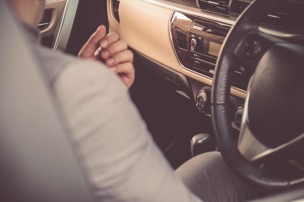 Homme d'affaires conduisant la voiture de luxe sur son trajet du matin au travail Le bel homme assis dans la voiture