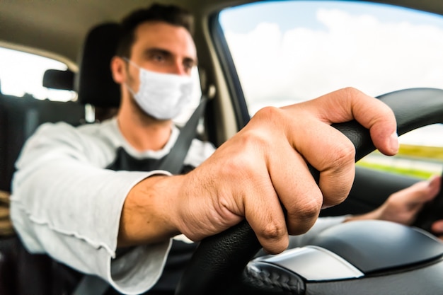 Homme d'affaires conduisant une voiture