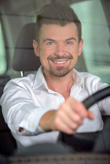 Homme d'affaires confiant assis dans la voiture.