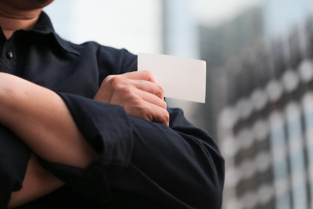 Homme d&#39;affaires confiant avec carte de visite blanche vide