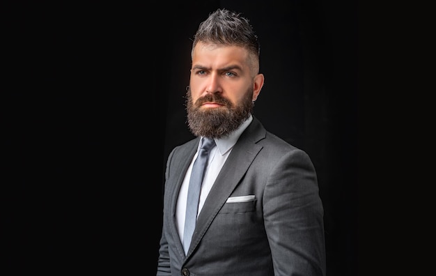 Homme d'affaires confiant en costume d'affaires en costume gris foncé homme en costume classique chemise et cravate