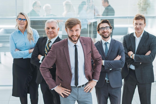 Homme d'affaires confiant debout devant son équipe commerciale