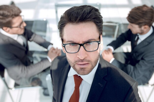 Homme d'affaires confiant sur le fond du bureau