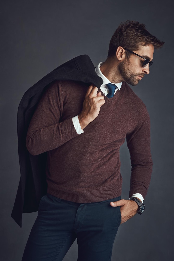 Photo homme d'affaires et confiant avec des lunettes de soleil pour la mode en studio sur fond gris en tant qu'avocat personne masculine fière et sérieuse avec un blazer pour la croissance de carrière ou une opportunité avec style et élégance