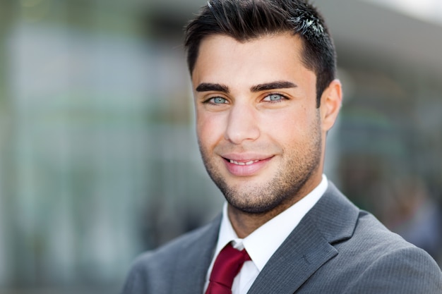 Homme d&#39;affaires confiant en plein air