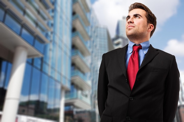 Photo un homme d'affaires confiant qui regarde vers le haut dans un environnement urbain