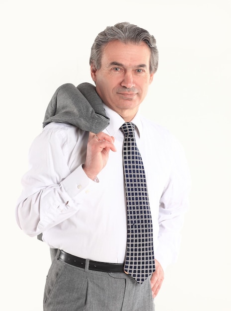 Homme d'affaires confiant tenant une veste sur son épaule isolé sur fond blanc