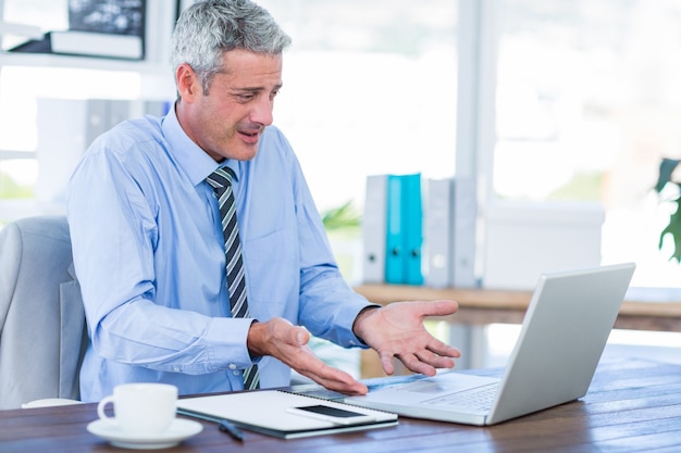 Homme d&#39;affaires confus en regardant ordinateur portable