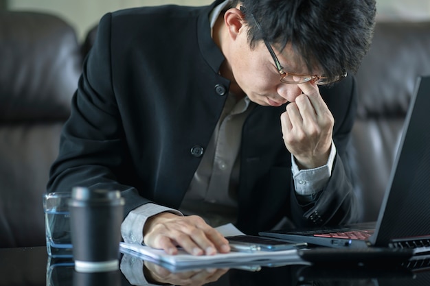 Homme d'affaires confus avec stressé et préoccupé par une erreur de travail et des problèmes.