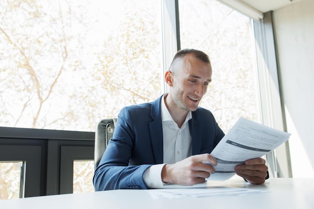 Homme D'affaires Avec Un Contrat Entre Les Mains Homme Avec Des Papiers Dans Un Bureau