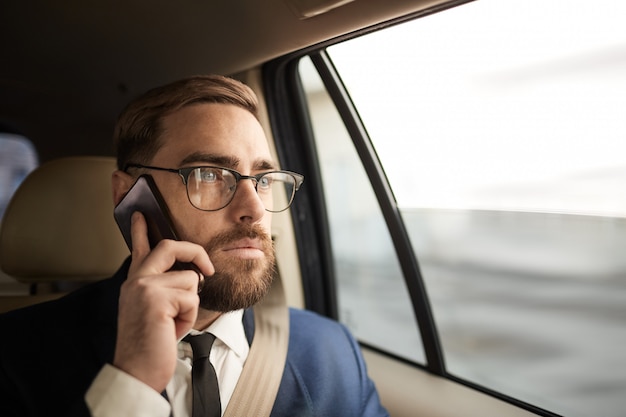 Homme affaires, conversation téléphone, dans, taxi