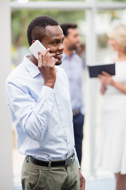 Homme affaires, conversation téléphone mobile