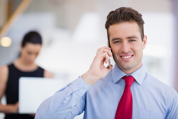 Homme affaires, conversation téléphone mobile